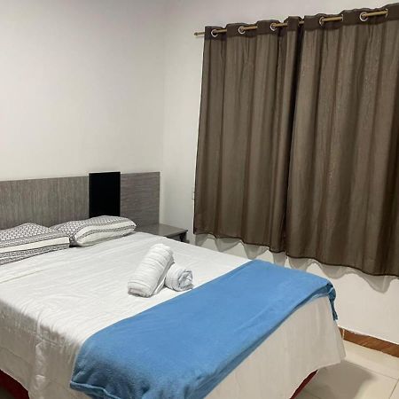 Вилла Barros Hospedagem Алту-Параизу-ди-Гояс Экстерьер фото